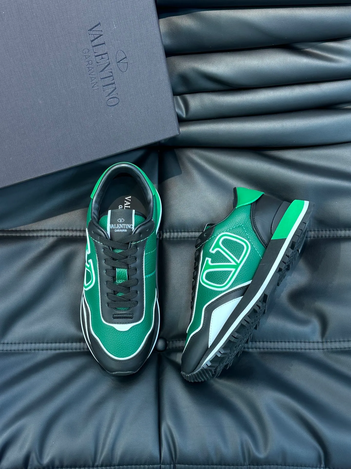 P540💰 Product trademark: VALENTINO "Valentino" Regular size: 38-44 [45 customized] Product material: Warren men's casual sports shoes, made of imported first-layer cowhide, with brand emblem on the tongue, rivet rubber outsole, non-slip, wear-resistant and shock-absorbing, cowhide lining foot pads, comfortable and breathable, with original box packaging equation bag!